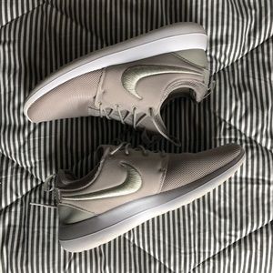 NIKE SNEAKER ROSHE NUDE